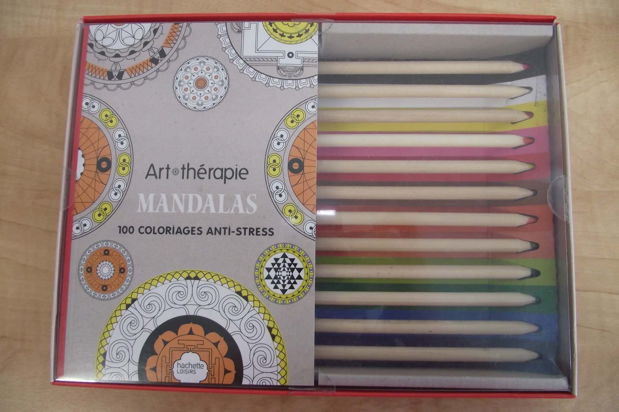 Coffret de crayons de couleurs un livre   colorier anti stress Mandalas